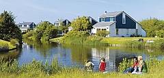 Landal Beachpark Texel - Het meer met bungalows